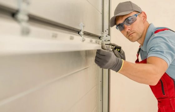 garage-door-repair-technician